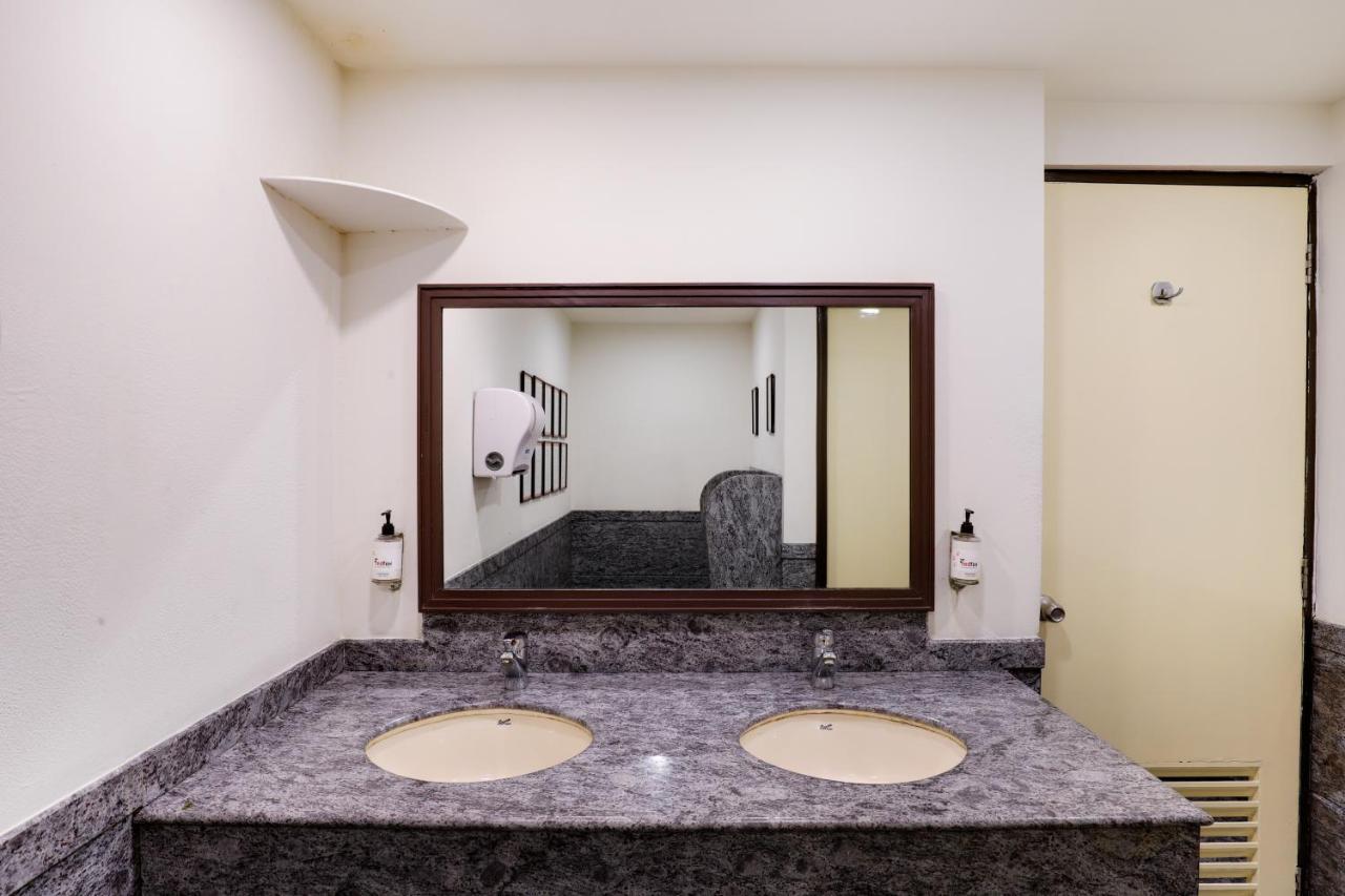 Red Fox By Lemon Tree Hotels, East Delhi Bagian luar foto