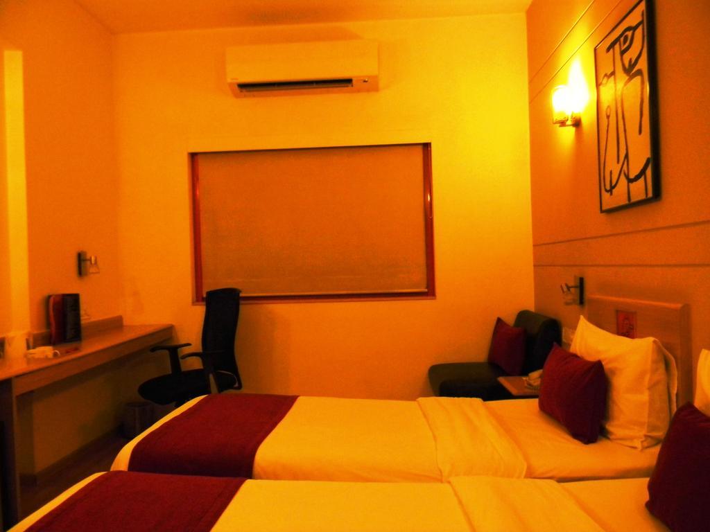 Red Fox By Lemon Tree Hotels, East Delhi Bagian luar foto