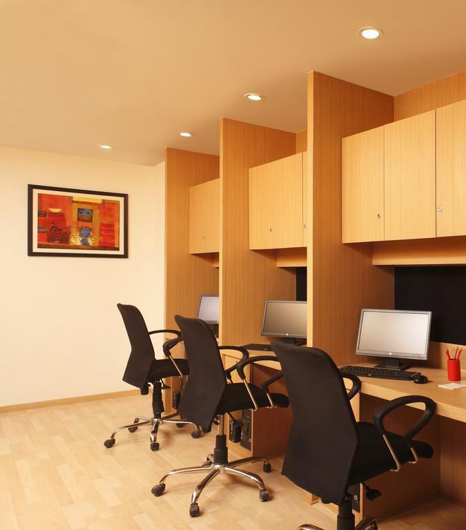 Red Fox By Lemon Tree Hotels, East Delhi Bagian luar foto